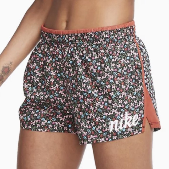 🆕 Nike 10K Femme Running Shorts, Size Medium - Picture 3 of 12